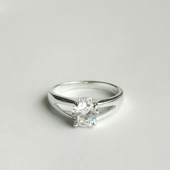 CZ Solitaire Engagement ring size 8 🆕 - Picture 4 of 6